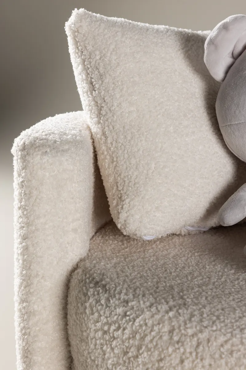 Kelso Kindersofa aus Teddystoff mit 2 Kissen in Weiß, im Wohnraum, Ansicht 3
