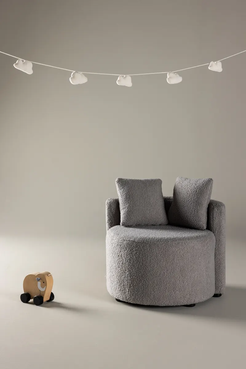 Kelso Kindersofa aus Teddystoff mit 2 Kissen in Grau, im Wohnraum, Ansicht 1