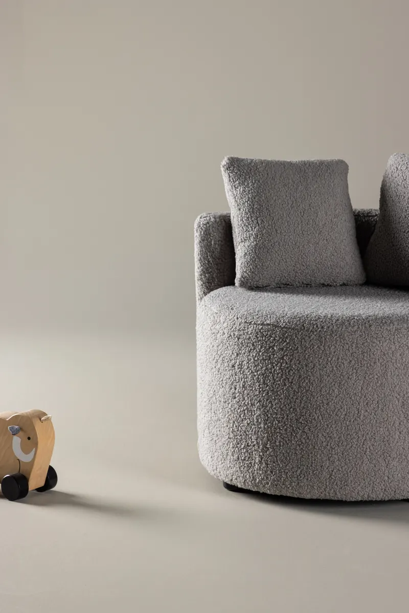 Kelso Kindersofa aus Teddystoff mit 2 Kissen in Grau, im Wohnraum, Ansicht 2
