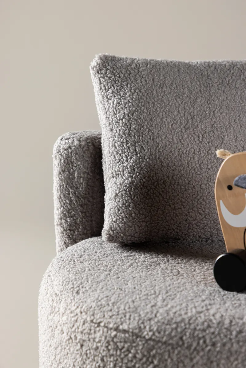 Kelso Kindersofa aus Teddystoff mit 2 Kissen in Grau, im Wohnraum, Ansicht 3