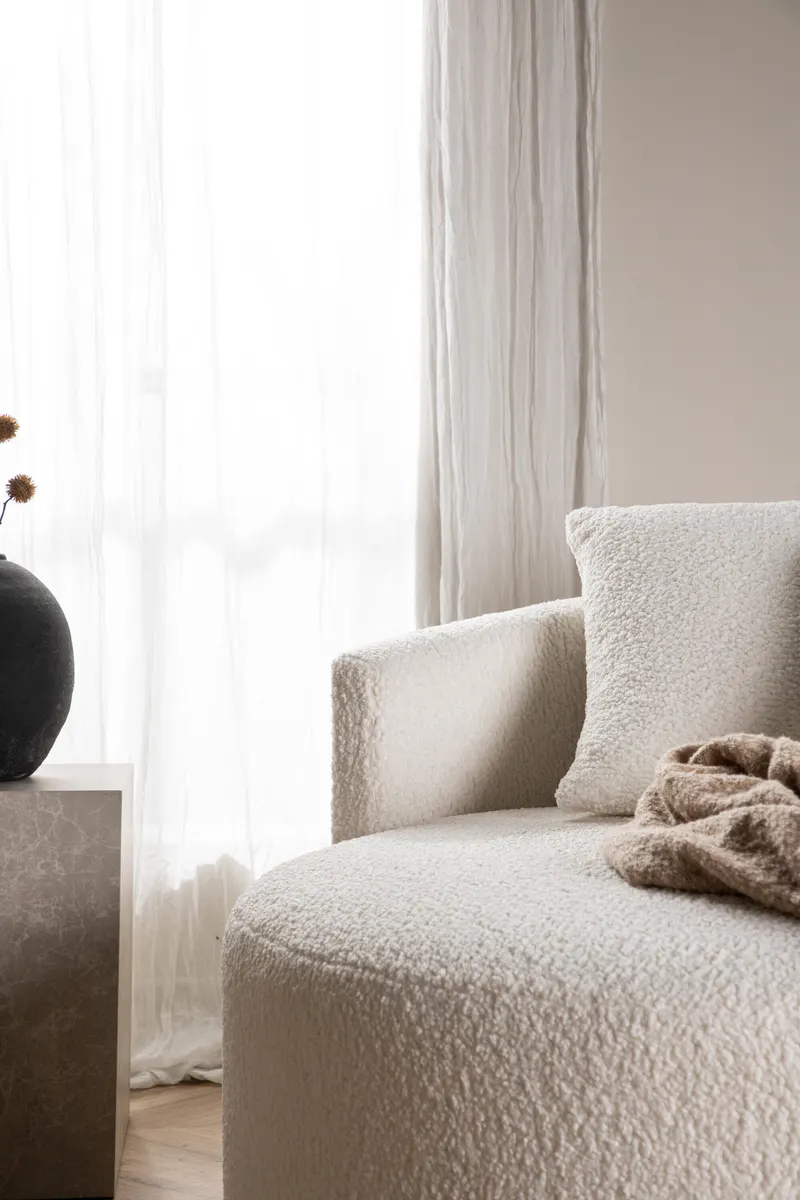 Kelso rundes Sofa mit Ø 120 cm in Weiß, Gestell Schwarz, im Wohnraum, Ansicht 3