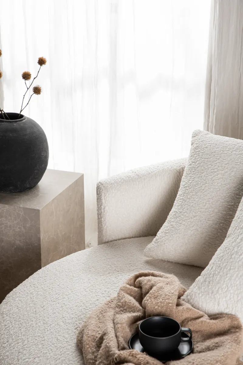 Kelso rundes Sofa mit Ø 120 cm in Weiß, Gestell Schwarz, im Wohnraum, Ansicht 4