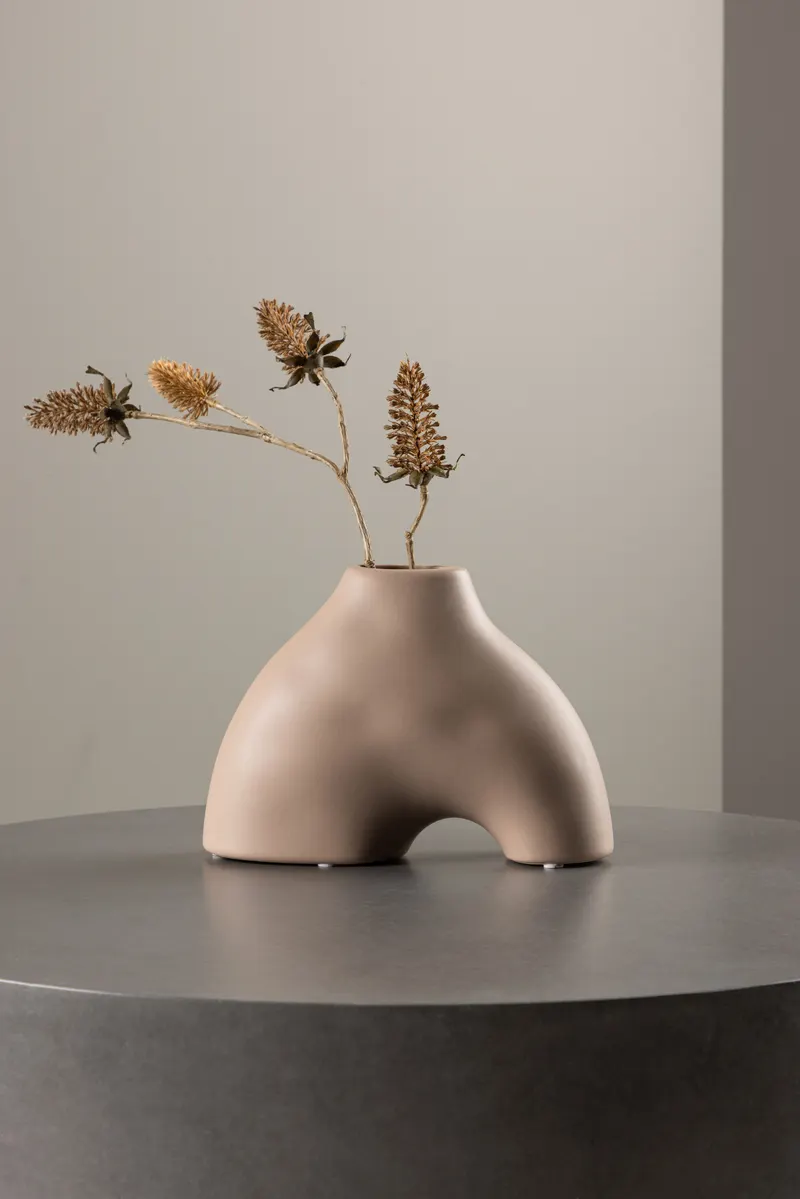 Kento kleine Vase in Bogenform, im Wohnraum, Ansicht 1