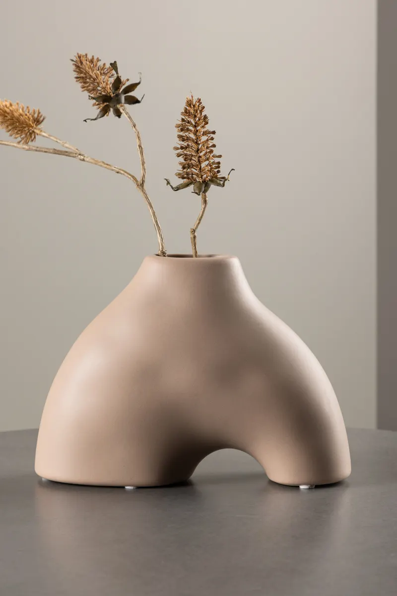 Kento kleine Vase in Bogenform, im Wohnraum, Ansicht 2