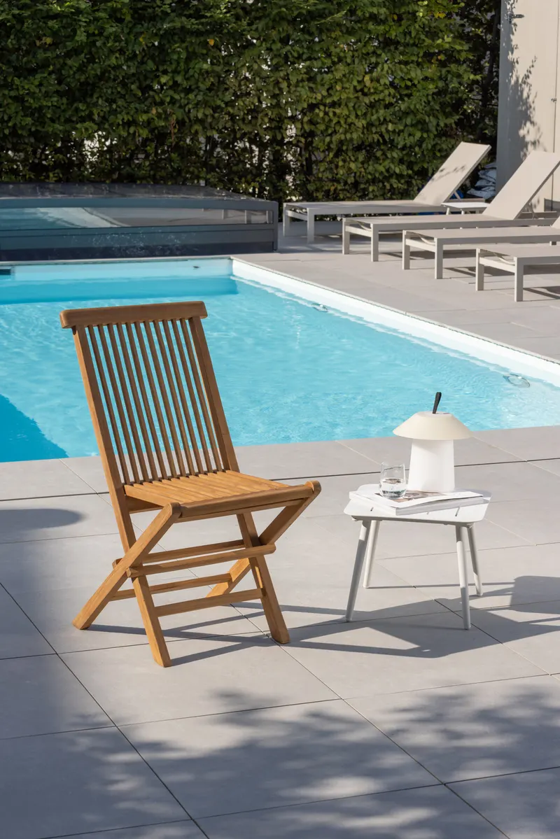 Kenya Gartenstühle aus Teak im 2er-Set in Natur, im Wohnraum, Ansicht 1