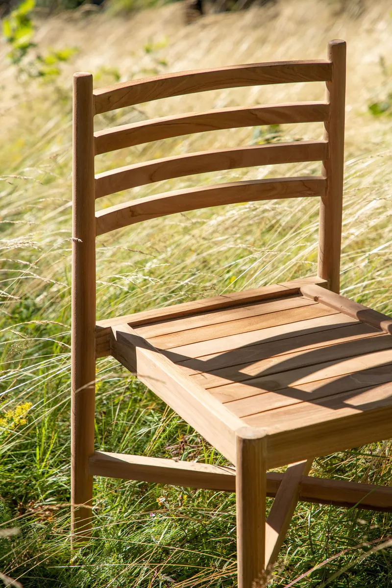 Kenya Gartenstuhl aus Teak mit Querleisten in der Lehne, im Wohnraum, Ansicht 3