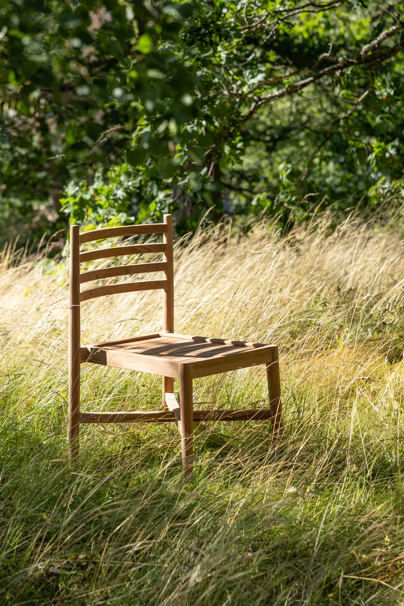 Kenya Gartenstuhl aus Teak mit Querleisten in der Lehne, im Wohnraum, Ansicht 1