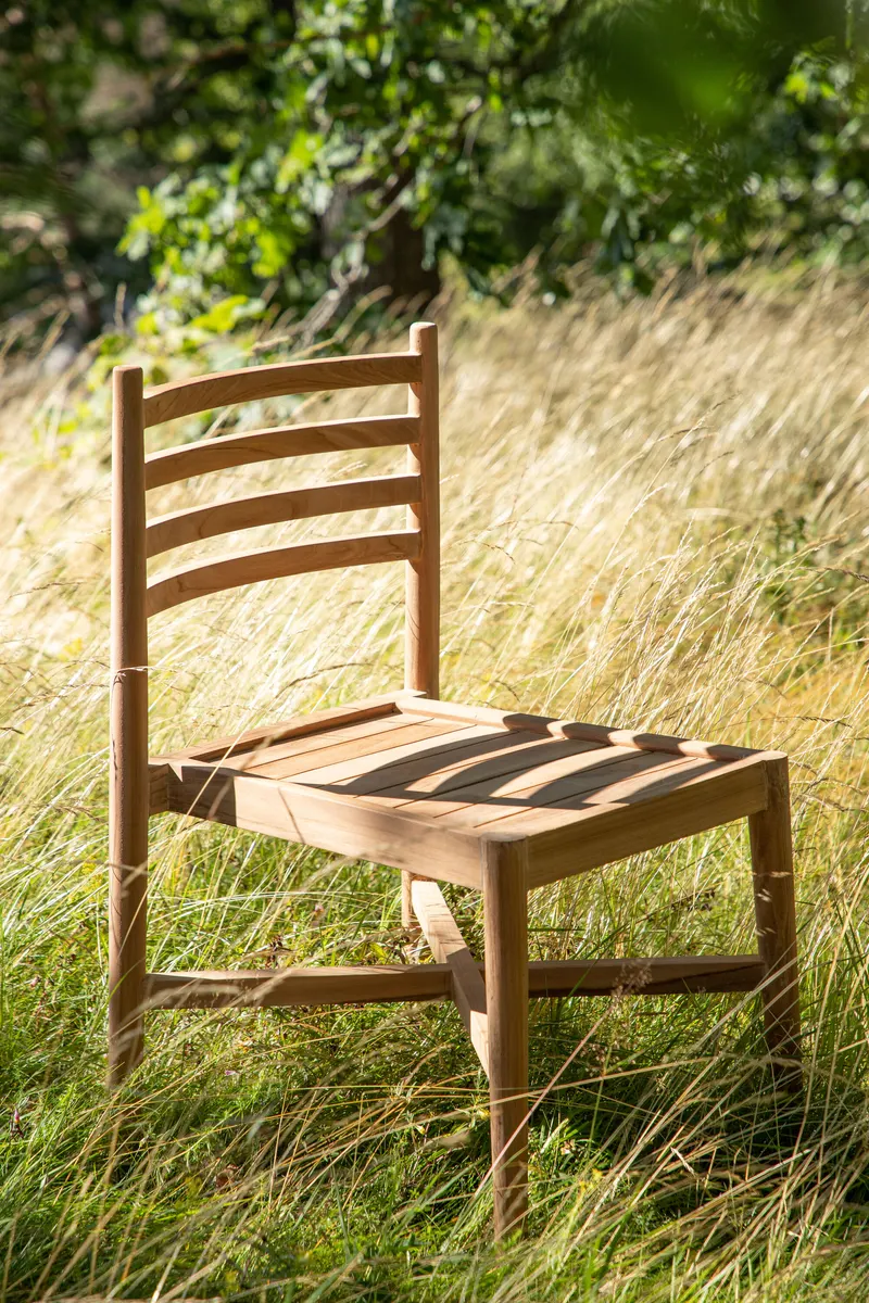 Kenya Gartenstuhl aus Teak mit Querleisten in der Lehne, im Wohnraum, Ansicht 2