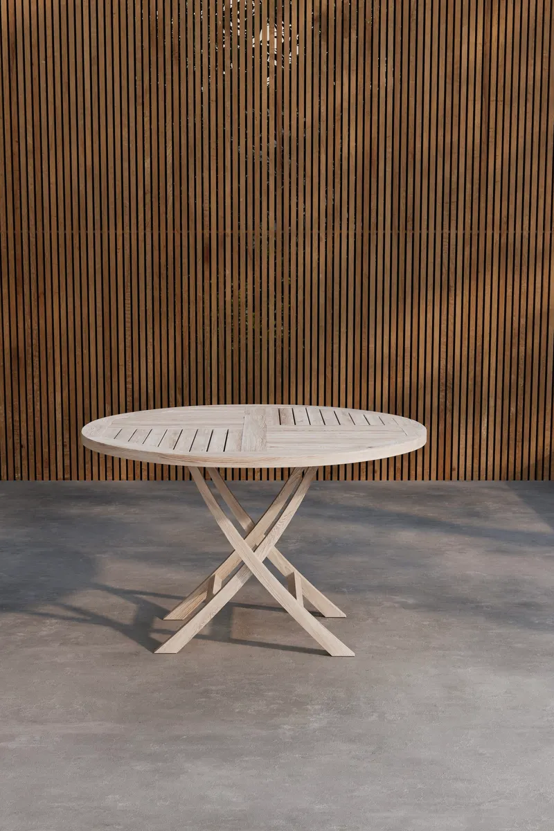 Kenya runder klappbarer Gartentisch aus Teak in Whitewash, im Wohnraum
