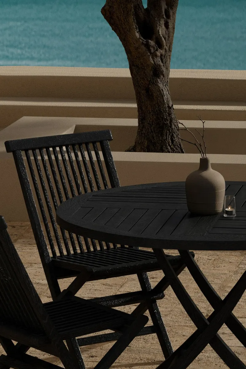 Kenya & Kenya rundes Gartenmöbel-Set aus Teak mit 4 Klappstühlen in Schwarz, im Wohnraum, Ansicht 2