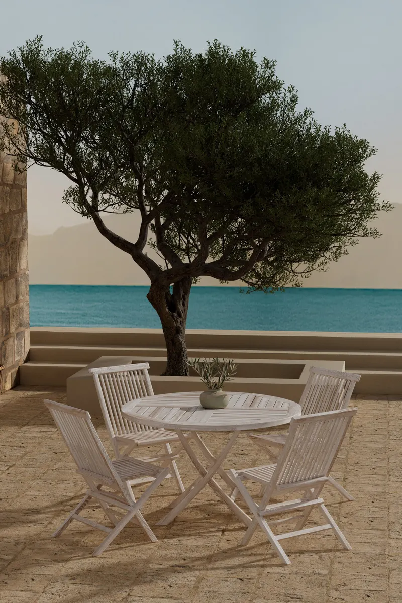Kenya & Kenya rundes Gartenmöbel-Set aus Teak mit 4 Klappstühlen in Whitewash, im Wohnraum, Ansicht 1