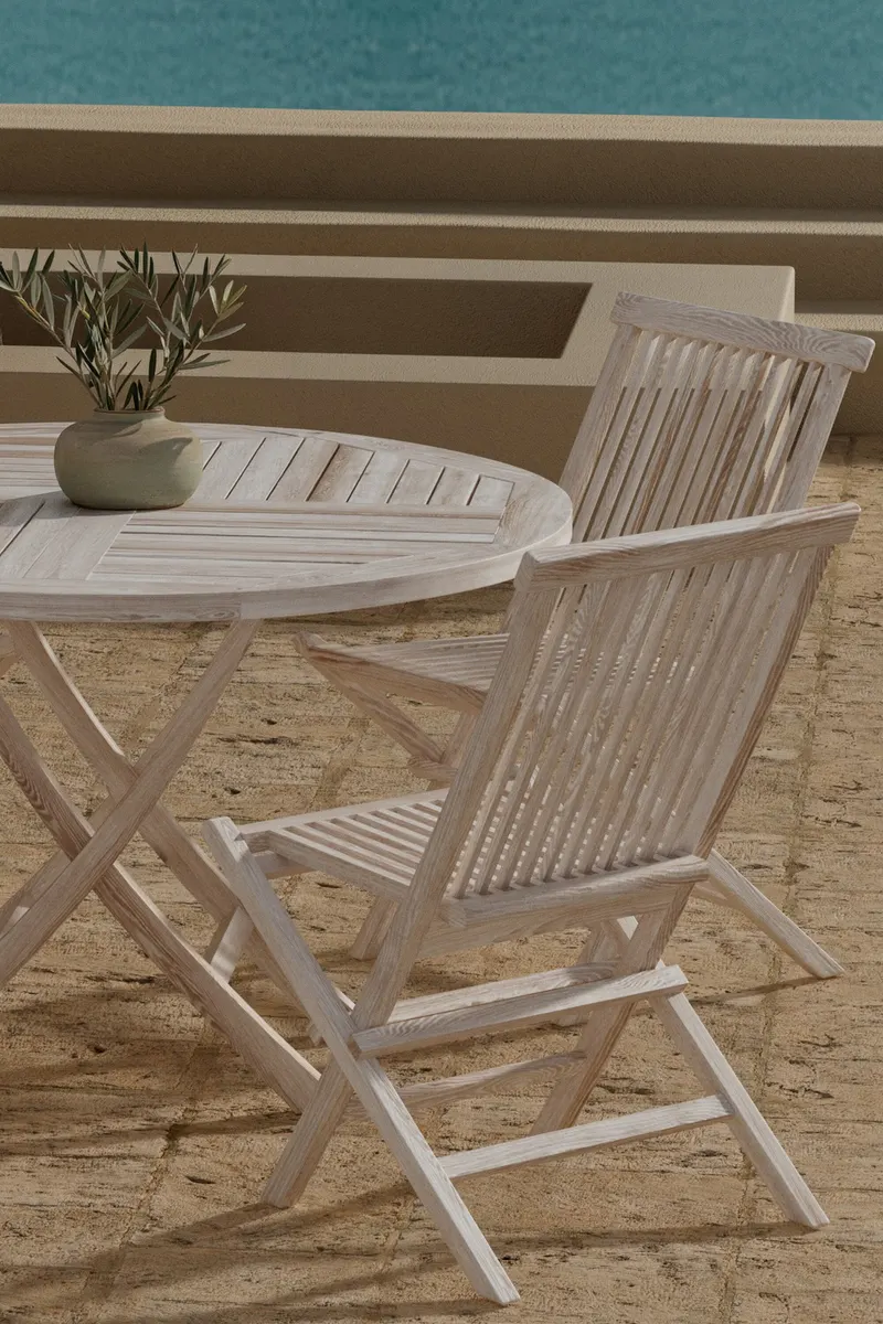 Kenya & Kenya rundes Gartenmöbel-Set aus Teak mit 4 Klappstühlen in Whitewash, im Wohnraum, Ansicht 2