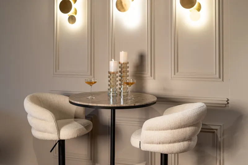 Wandleuchte Collin, Goldfarben, gebürstet von Richmond Interiors, Wohnbeispiel 2, im Wohnraum