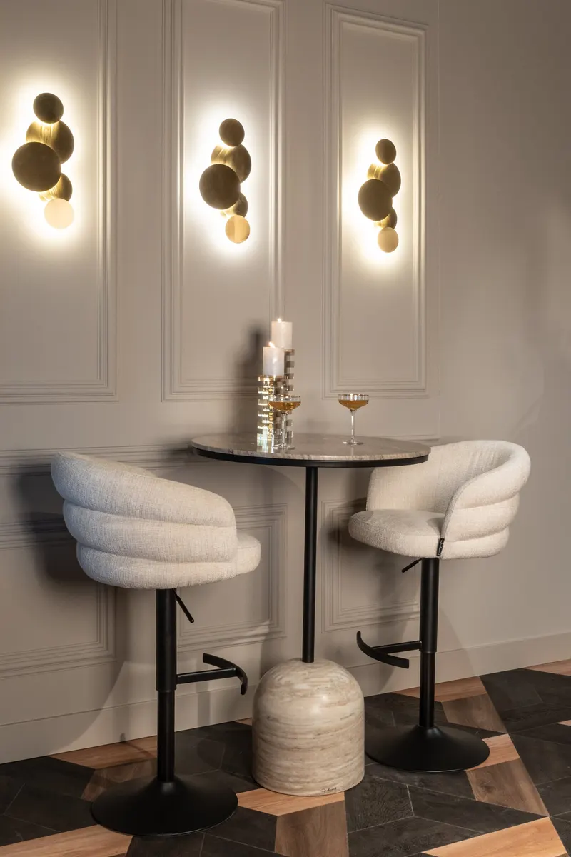 Wandleuchte Collin, Goldfarben, gebürstet von Richmond Interiors, Wohnbeispiel 5, im Wohnraum