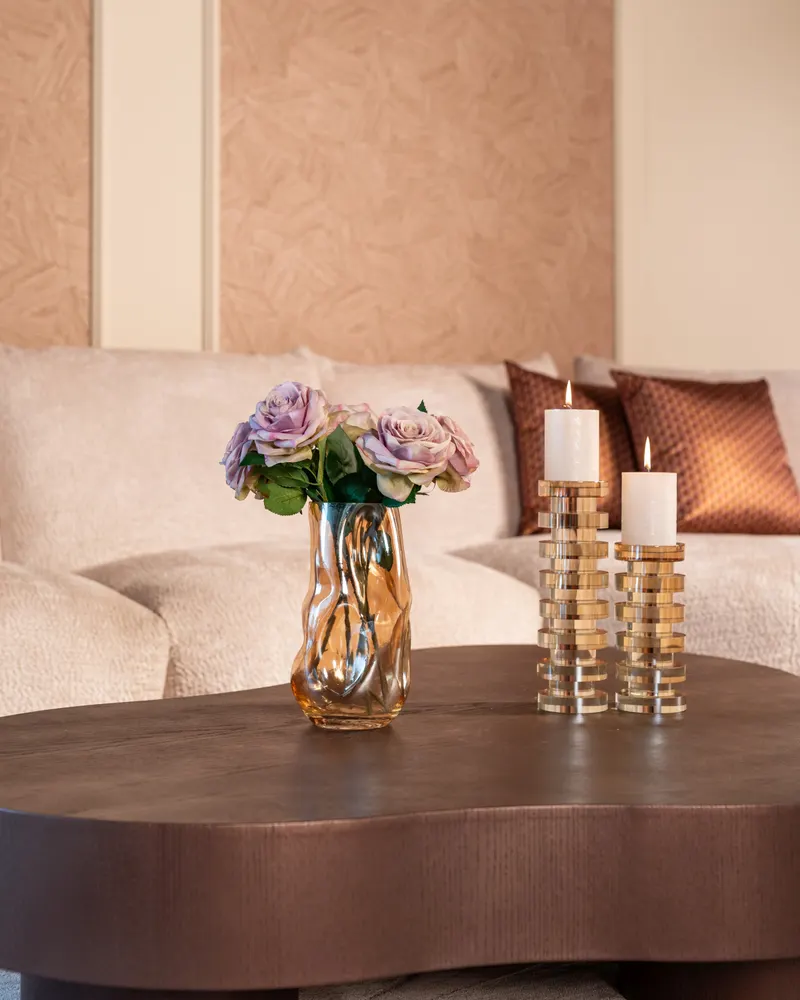 Kerzenständer Cira groß in Amber von Richmond Interiors, Wohnbeispiel 7, im Wohnraum