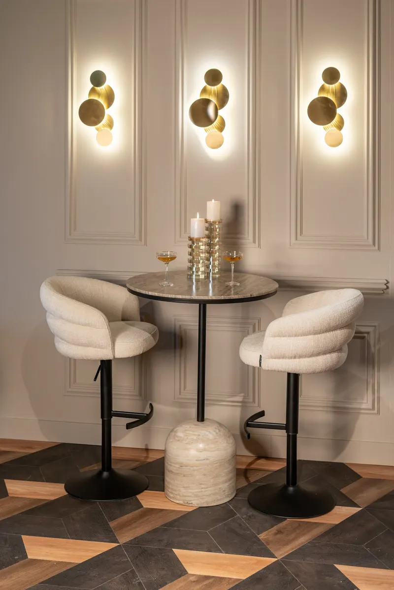 Wandleuchte Collin, Goldfarben, gebürstet von Richmond Interiors, Wohnbeispiel 3, im Wohnraum