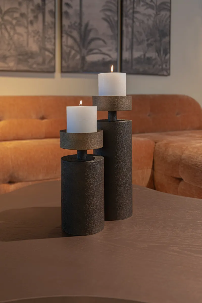 Kerzenständer Harlow, Messingfarben antik, groß von Richmond Interiors, Wohnbeispiel 4, im Wohnraum