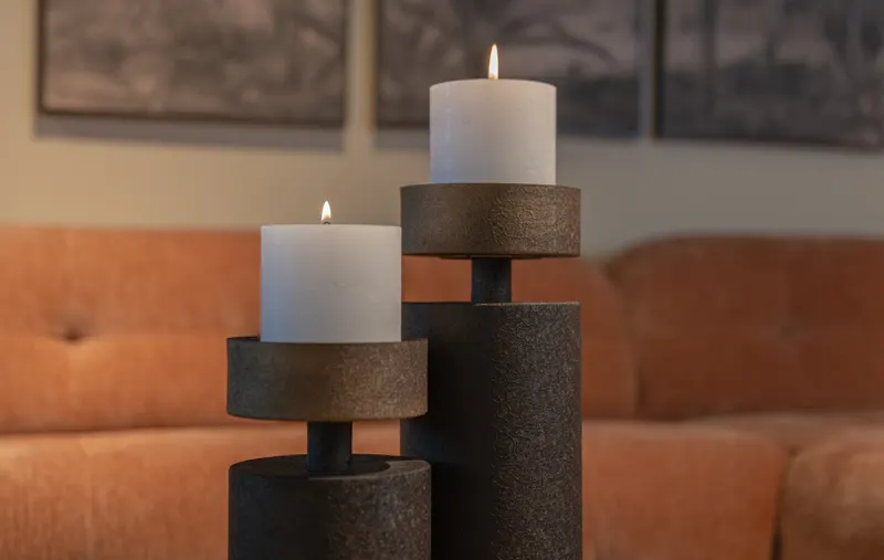 Kerzenständer Harlow, Messingfarben antik, groß von Richmond Interiors, Wohnbeispiel 6, im Wohnraum