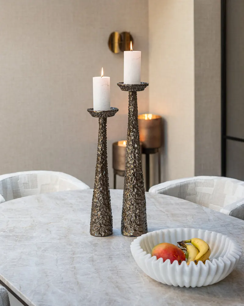 Kerzenständer Moan, Gold gebürstet, groß von Richmond Interiors, Wohnbeispiel 5, im Wohnraum