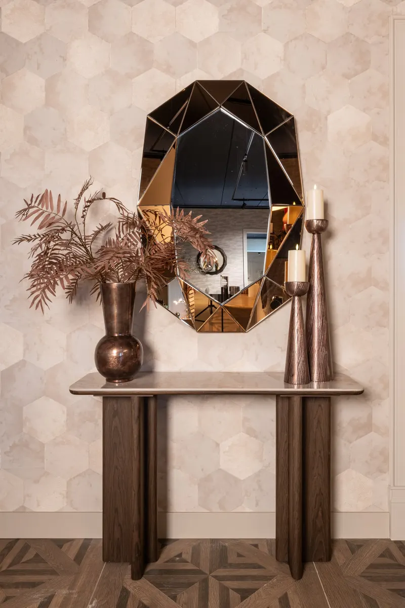 Spiegel Jaloe, Bronzefarben von Richmond Interiors, Wohnbeispiel 4, im Wohnraum