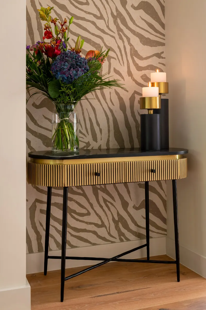 Konsolentisch Ironville, Goldfarben von Richmond Interiors, Wohnbeispiel 9, im Wohnraum