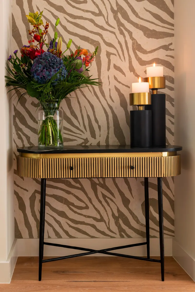 Konsolentisch Ironville, Goldfarben von Richmond Interiors, Wohnbeispiel 10, im Wohnraum
