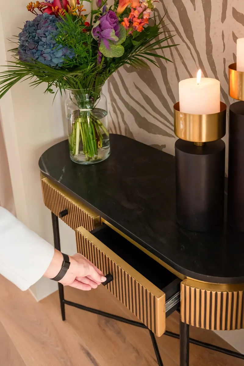 Konsolentisch Ironville, Goldfarben von Richmond Interiors, Wohnbeispiel 11, im Wohnraum