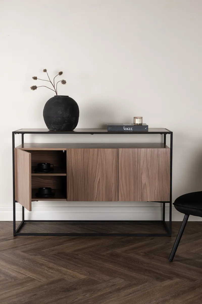 Kingsport Sideboard mit Stahlrahmen in Walnuss, Gestell Schwarz, im Wohnraum, Ansicht 1