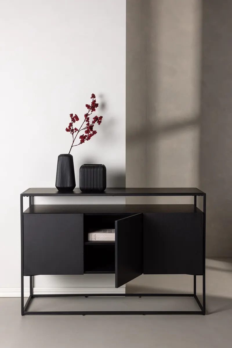 Kingsport Sideboard mit Stahlrahmen in Schwarz, im Wohnraum, Ansicht 1