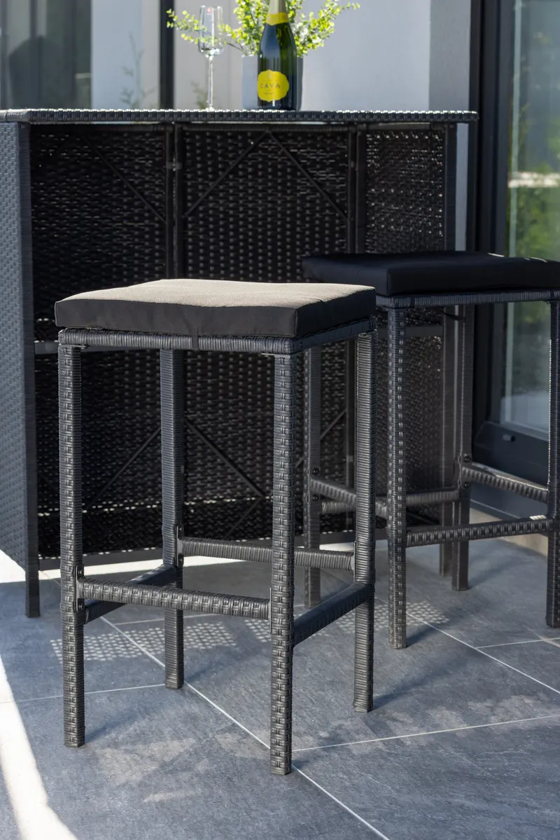 Knock Balkonset mit Bartisch und zwei Barhockern, im Wohnraum, Ansicht 4