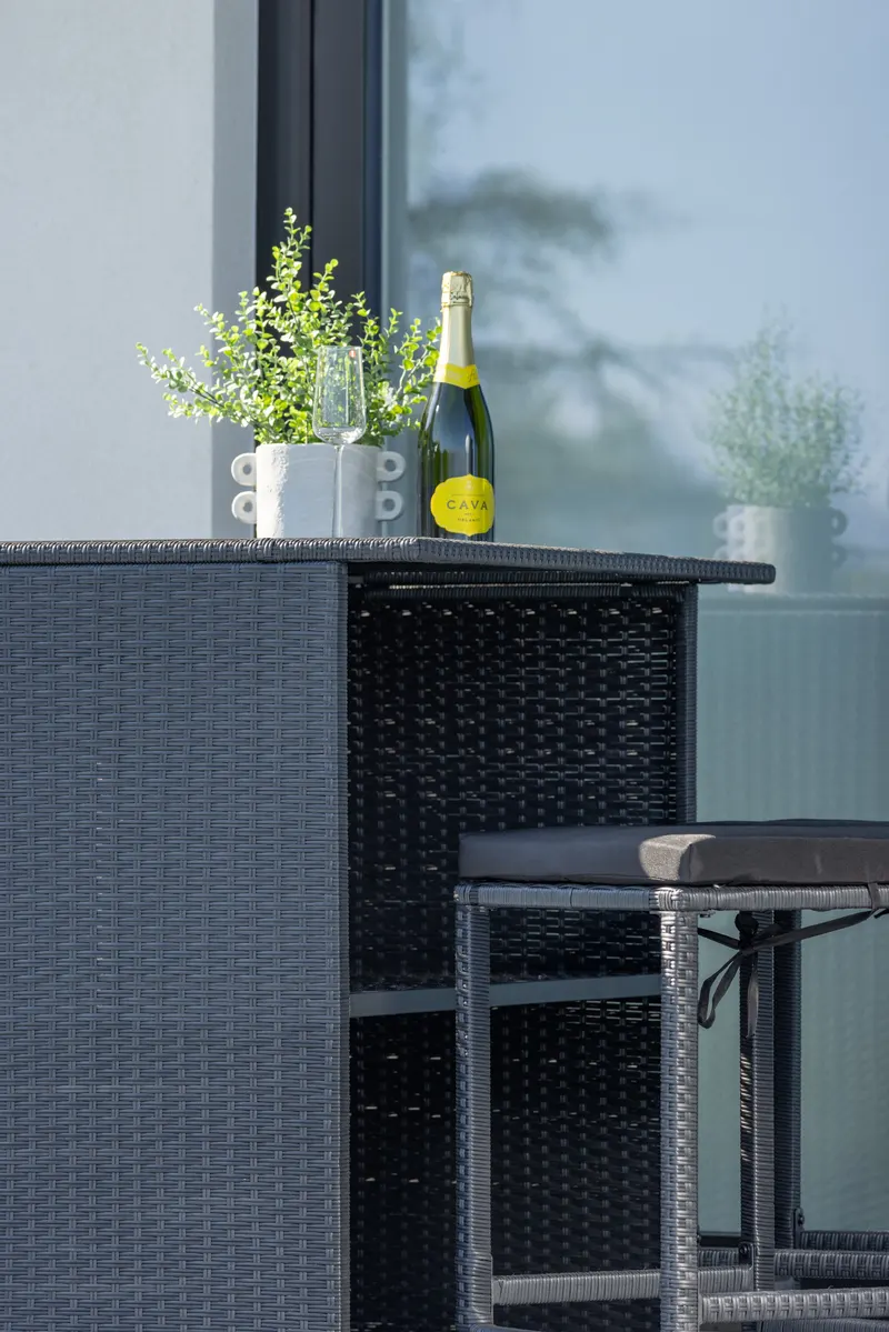 Knock Balkonset mit Bartisch und zwei Barhockern, im Wohnraum, Ansicht 2