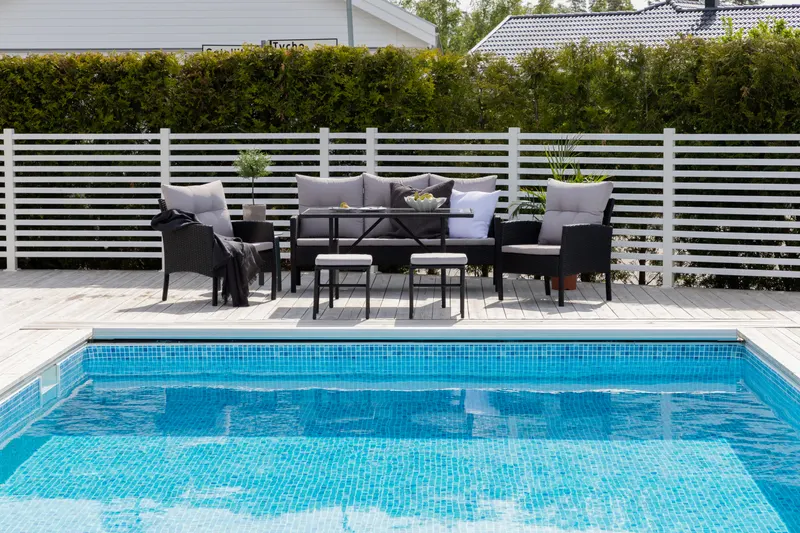 Knock Gartenlounge mit Esstisch und Hockern, im Wohnraum, Ansicht 1