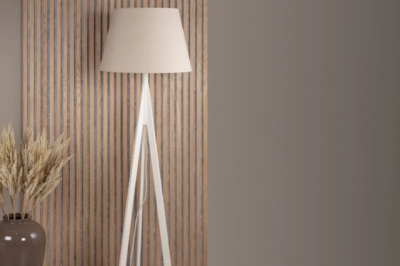 Kona Stehlampe mit Holzbeinen, im Wohnraum