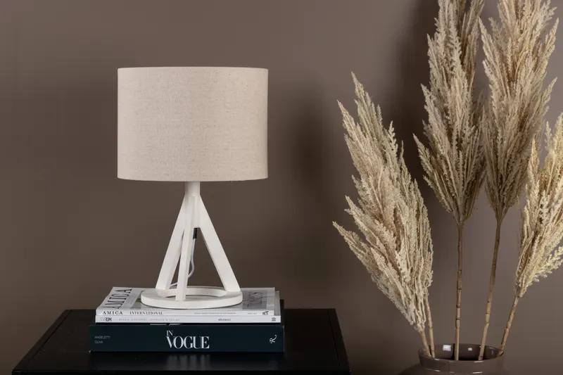 Kona Tischlampe mit Dreibein aus Kautschukholz in 25 × 51 × 18 cm, Weiß, im Wohnraum, Ansicht 1