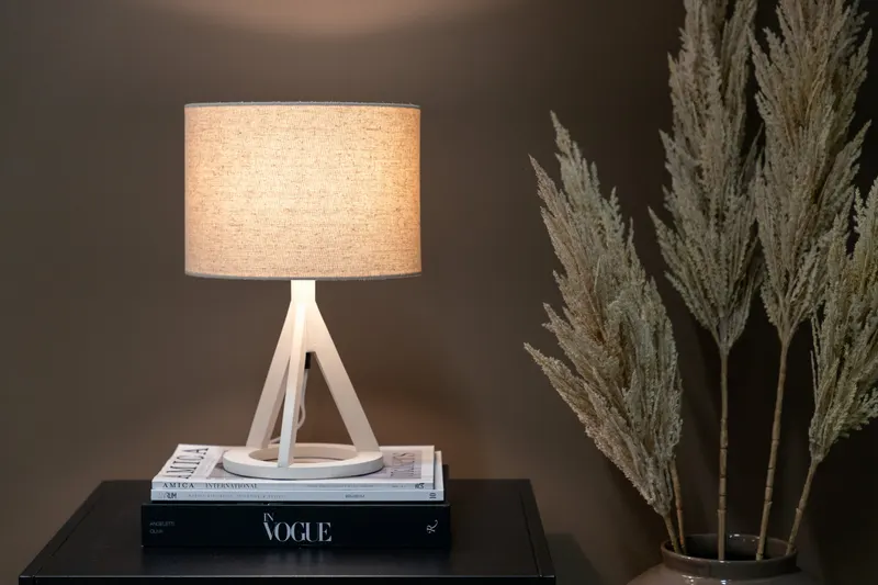 Kona Tischlampe mit Dreibein aus Kautschukholz in 25 × 51 × 18 cm, Weiß, im Wohnraum, Ansicht 2