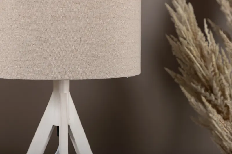 Kona Tischlampe mit Dreibein aus Kautschukholz in 25 × 51 × 18 cm, Weiß, im Wohnraum, Ansicht 3