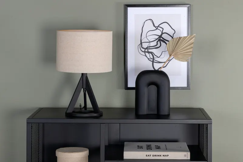 Kona Tischlampe mit Dreibein aus Kautschukholz in 25 × 38 cm, Schwarz, im Wohnraum, Ansicht 2