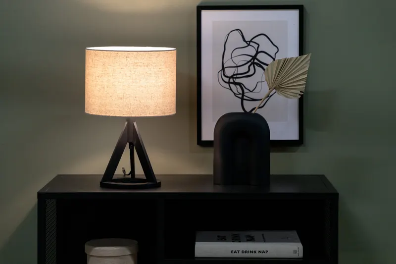 Kona Tischlampe mit Dreibein aus Kautschukholz in 25 × 38 cm, Schwarz, im Wohnraum, Ansicht 3