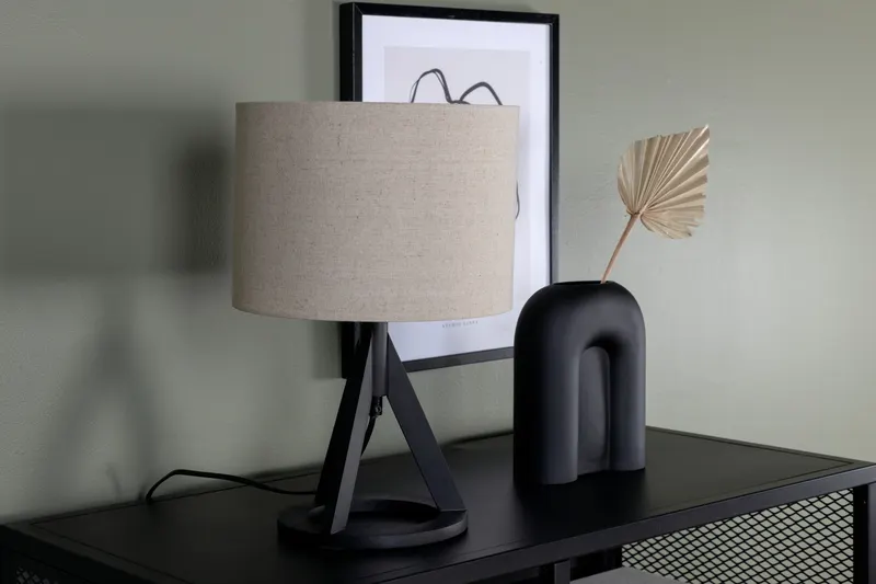 Kona Tischlampe mit Dreibein aus Kautschukholz in 25 × 38 cm, Schwarz, im Wohnraum, Ansicht 4