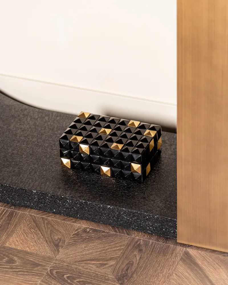 Aufbewahrungsbox Velicia, Schwarz/Goldfarben von Richmond Interiors, Wohnbeispiel 9, im Wohnraum