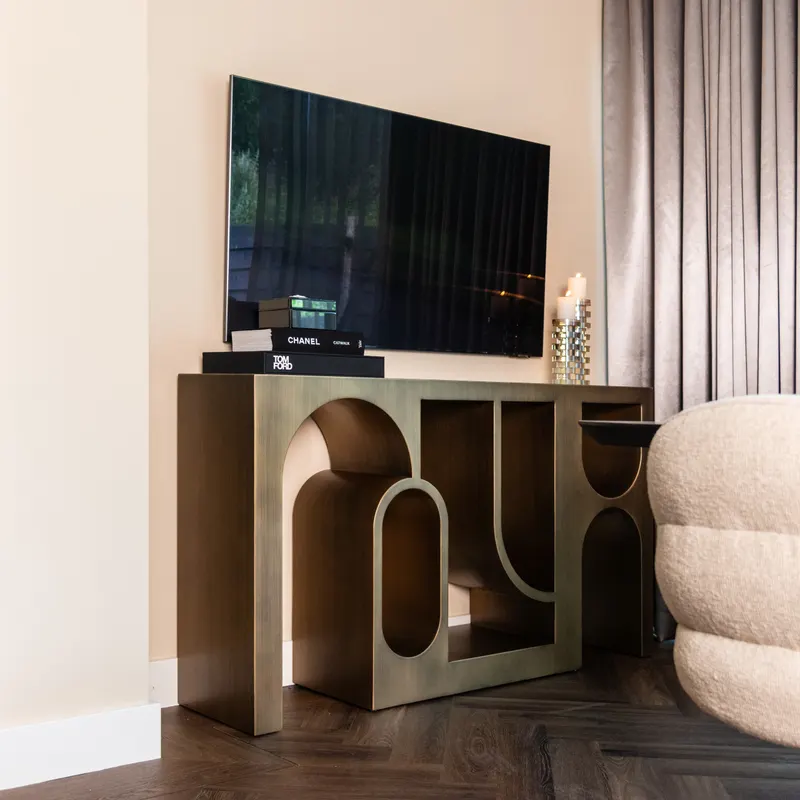 Konsolentisch Alexander Jones, Goldfarben, gebürstet von Richmond Interiors, Wohnbeispiel 8, im Wohnraum