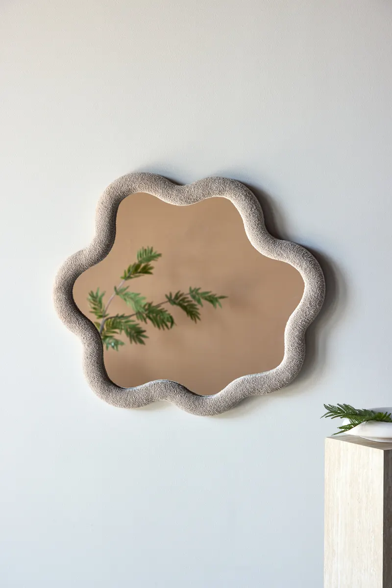 Kungsbacka Wandspiegel mit Bouclé-Rahmen in Wellenform, im Wohnraum, Ansicht 1