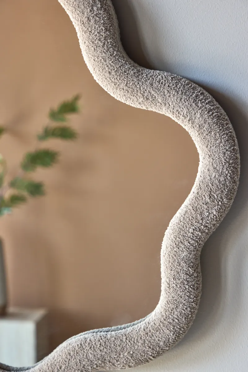 Kungsbacka Wandspiegel mit Bouclé-Rahmen in Wellenform, im Wohnraum, Ansicht 3