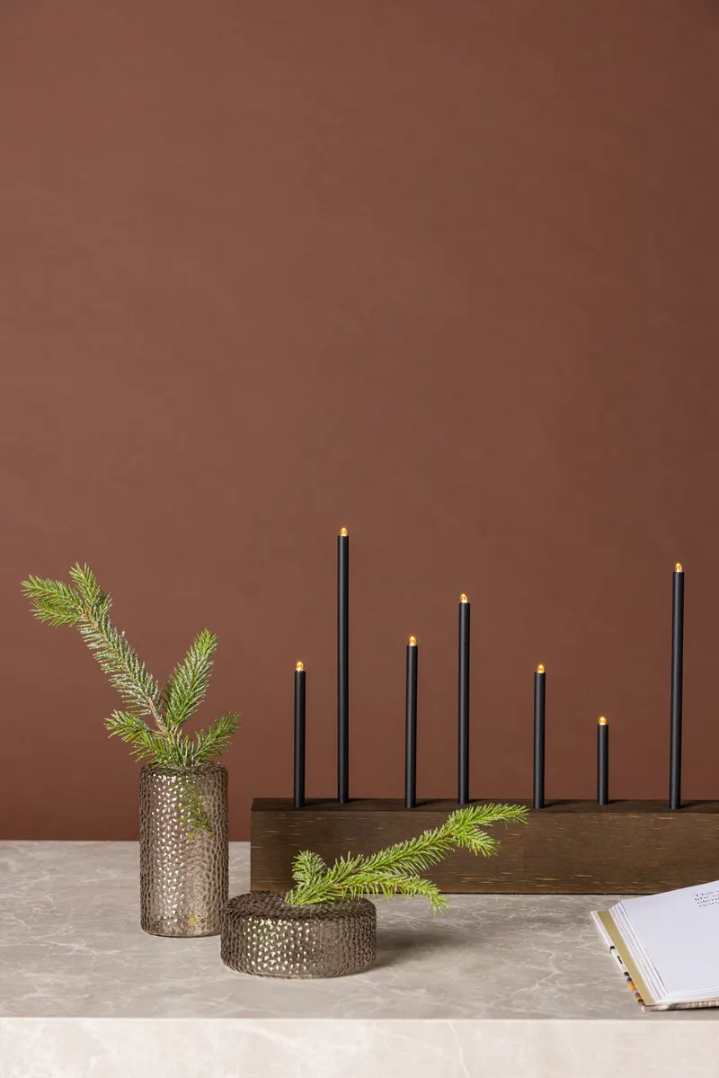 Kungsberget Tischlampe mit vierzehn Lichtern auf Leiste in 6 × 27 × 77 cm, Walnuss, im Wohnraum, Ansicht 2