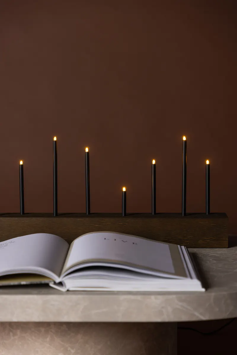 Kungsberget Tischlampe mit vierzehn Lichtern auf Leiste in 6 × 27 × 77 cm, Walnuss, im Wohnraum, Ansicht 3