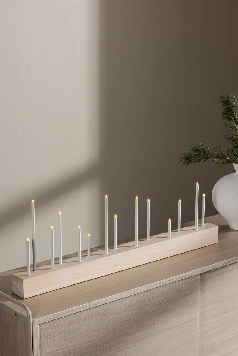 Kungsberget Tischlampe mit vierzehn Lichtern auf Leiste in 6 × 24 × 77 cm, Whitewash, im Wohnraum, Ansicht 1