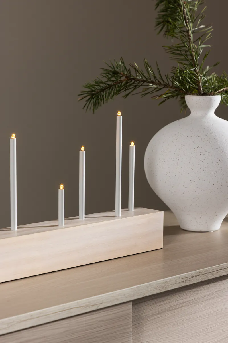 Kungsberget Tischlampe mit vierzehn Lichtern auf Leiste in 6 × 24 × 77 cm, Whitewash, im Wohnraum, Ansicht 2