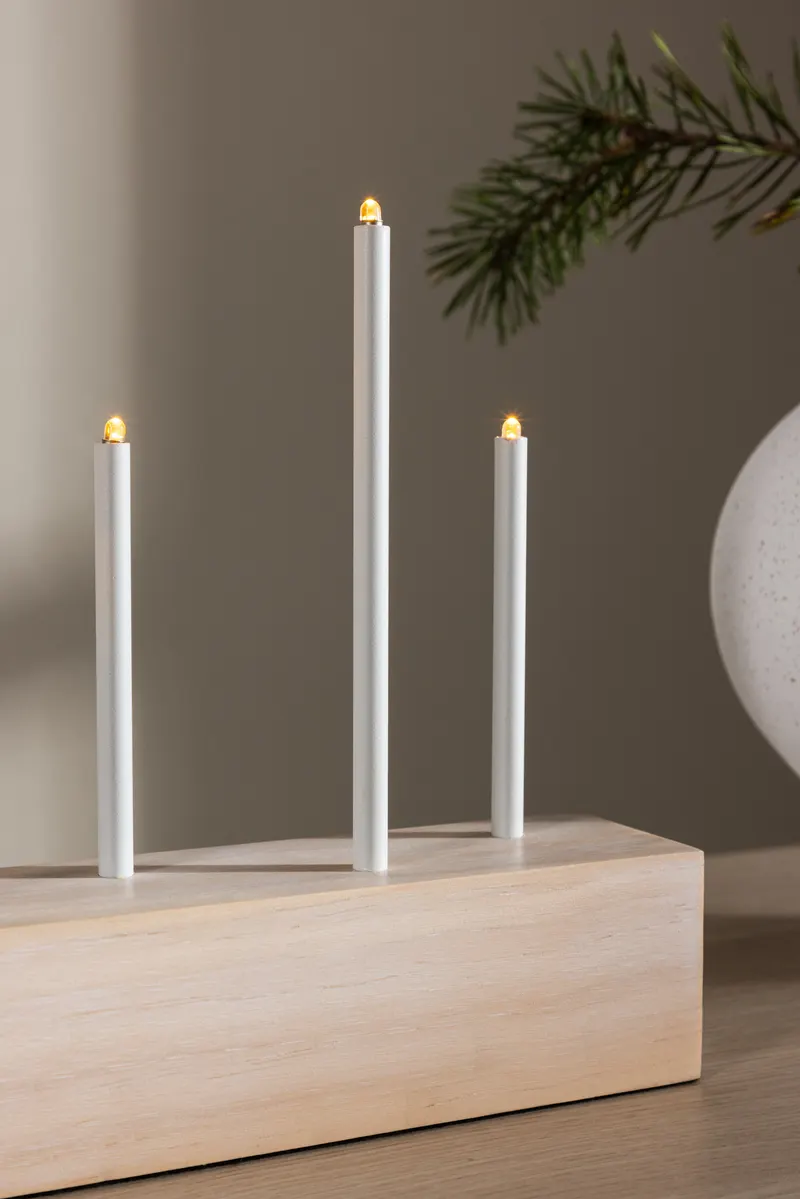 Kungsberget Tischlampe mit vierzehn Lichtern auf Leiste in 6 × 24 × 77 cm, Whitewash, im Wohnraum, Ansicht 3