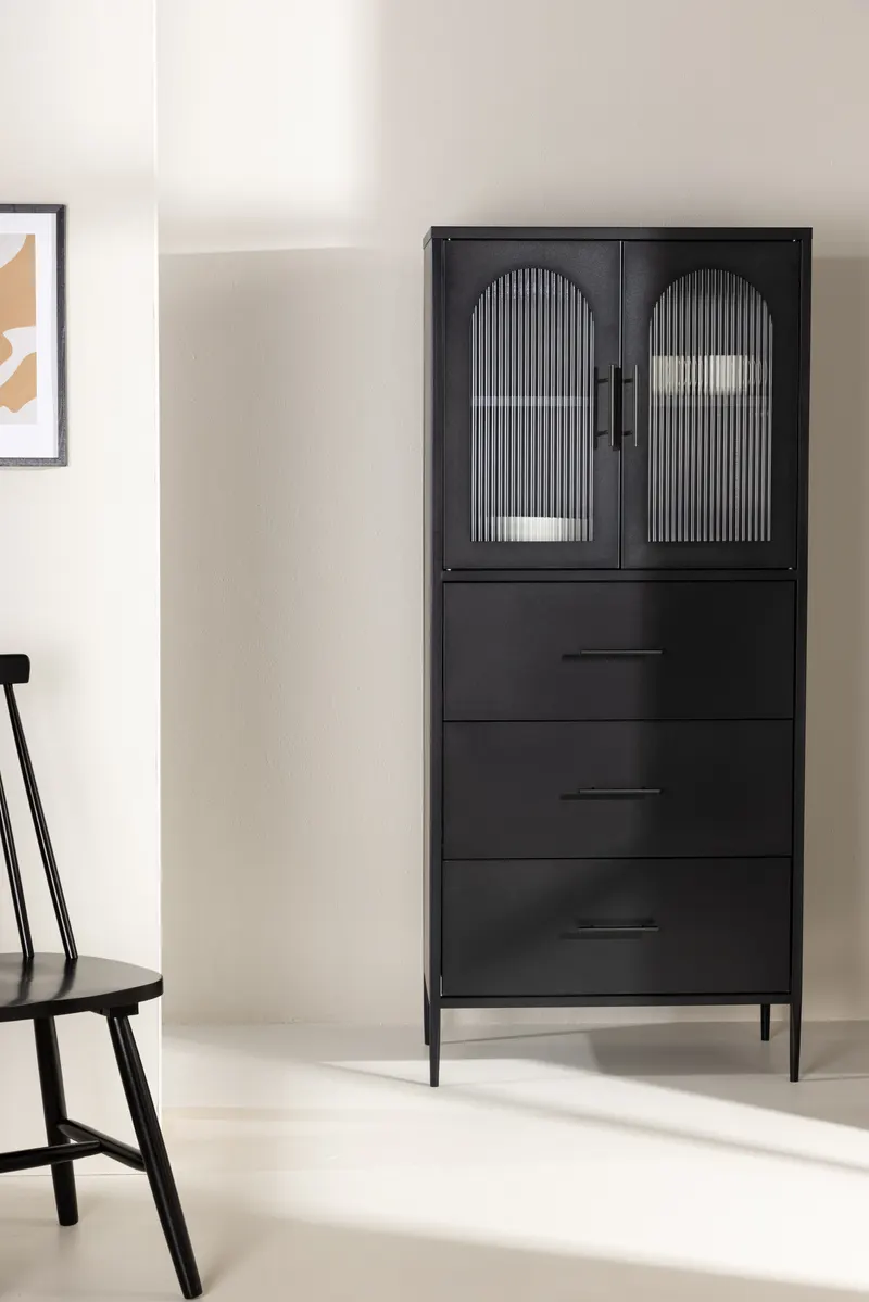 La Paz Highboard mit Glastüren und Schubladen in Schwarz, im Wohnraum, Ansicht 1