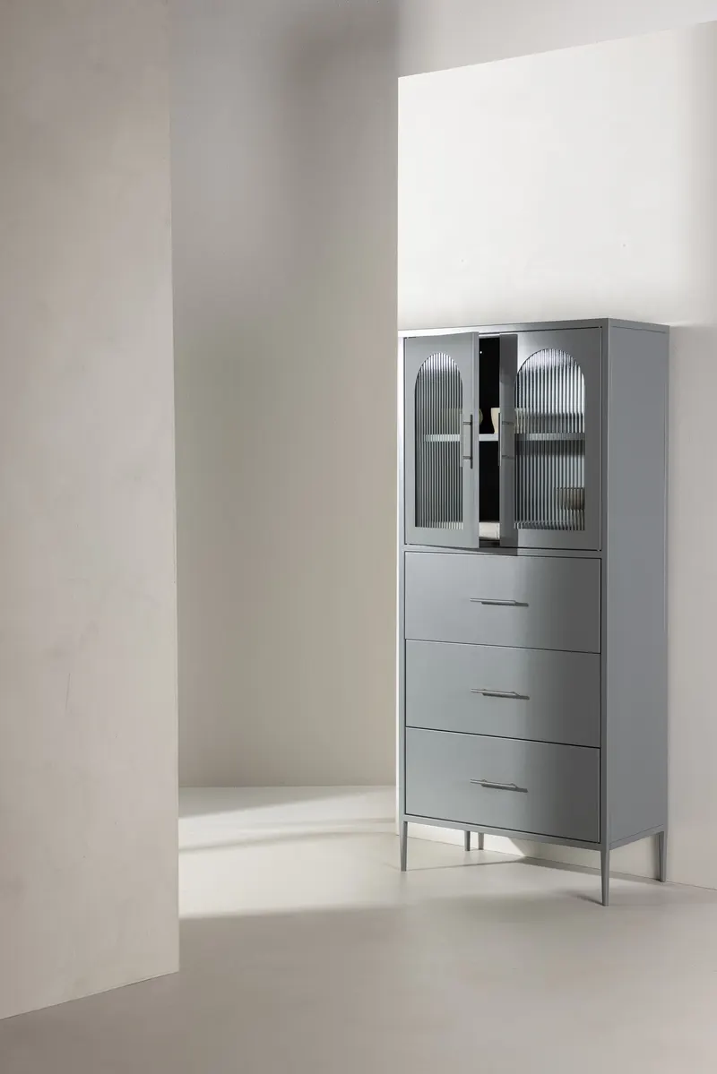 La Paz Highboard mit Glastüren und Schubladen in Hellgrau, im Wohnraum, Ansicht 1